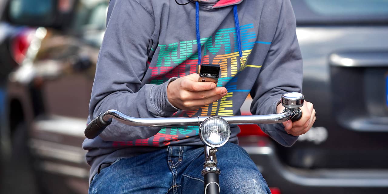 Politie Alphen deelt vanaf 1 juli bekeuringen uit voor appen op de fiets