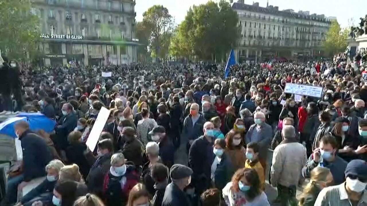 Beeld uit video: Duizenden Fransen aanwezig bij herdenking voor onthoofde leraar