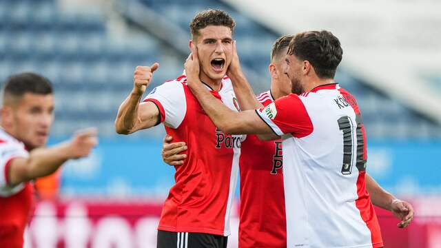 Guus Til had met twee doelpunten een groot aandeel in de overwinning.