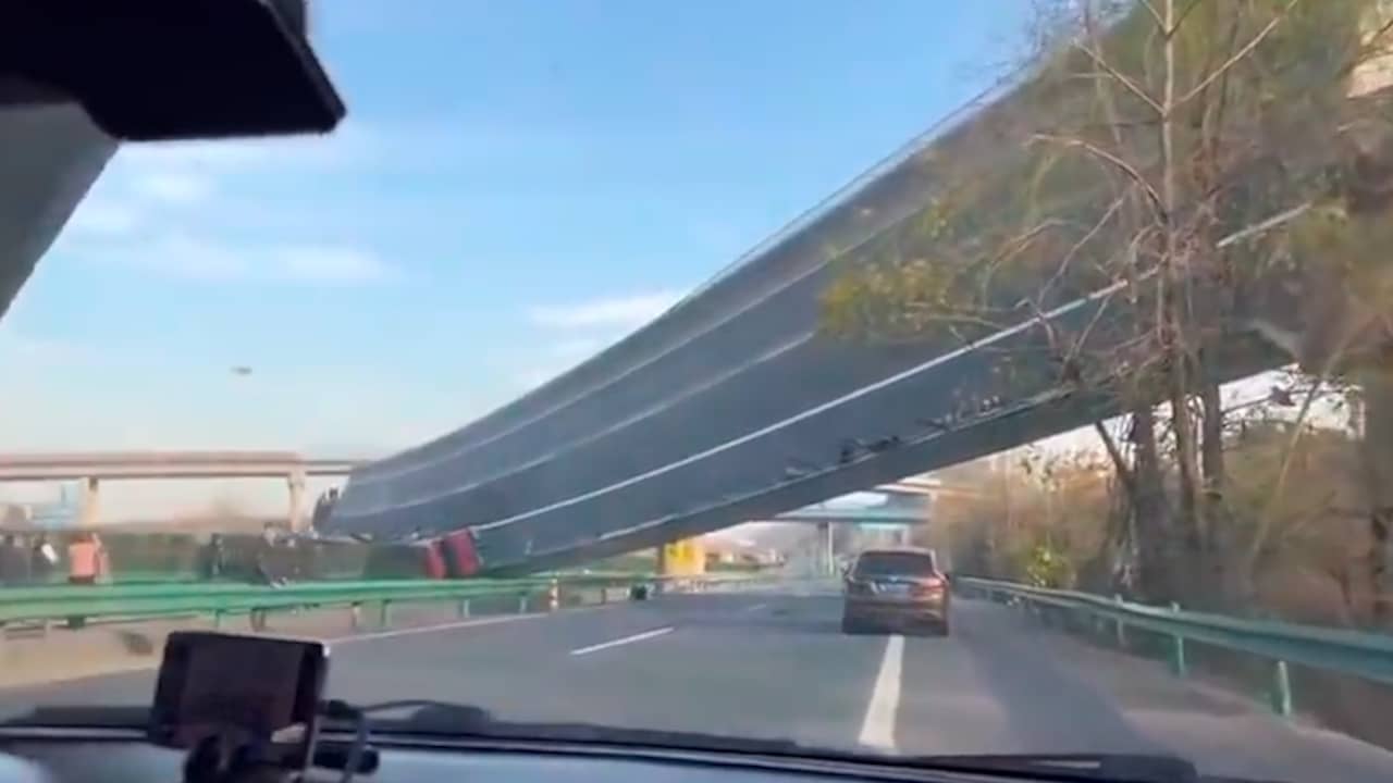 Beeld uit video: Drie doden bij instorting verhoogde snelweg in China