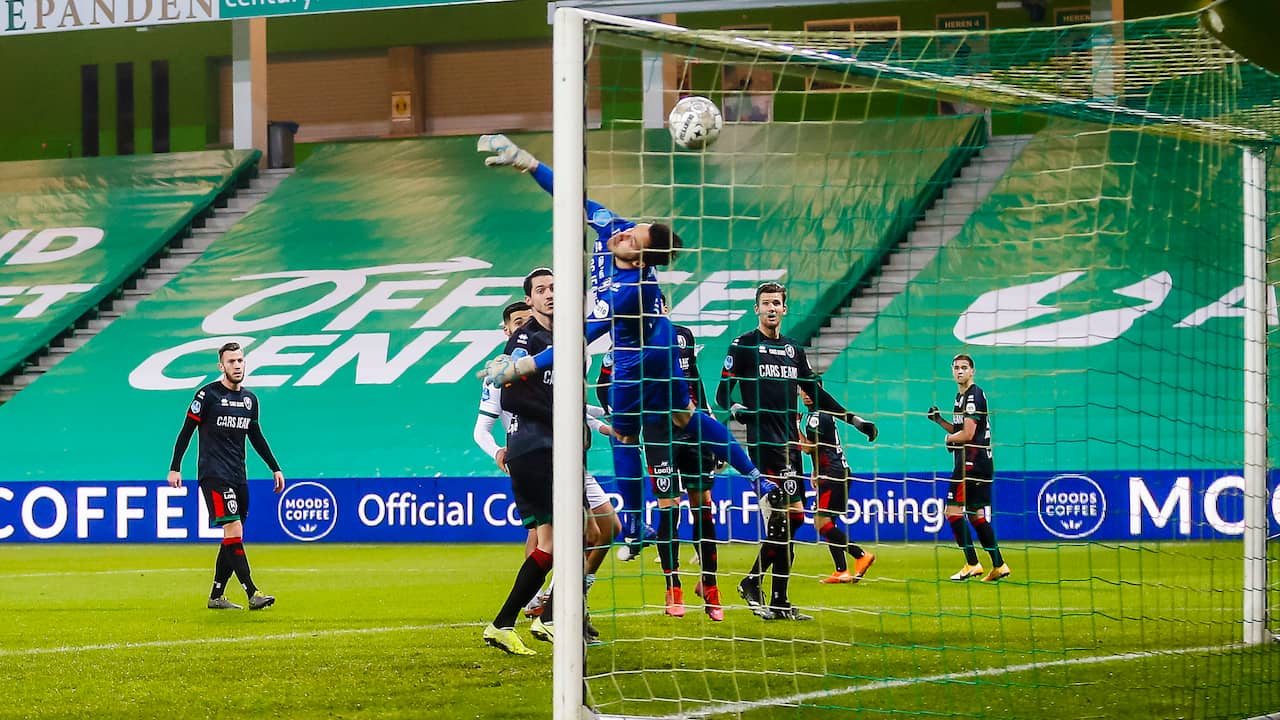 Ramon Pascal Lundqvist zorgt met een fenomenale vrije trap voor de 1-0 namens FC Groningen tegen ADO Den Haag.