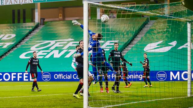 Ramon Pascal Lundqvist zorgt met een fenomenale vrije trap voor de 1-0 namens FC Groningen tegen ADO Den Haag.