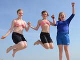 Maandag 29 augustus: Drie vrouwen genieten intens van het mooie weer op het zonovergoten strand van Vlissingen.