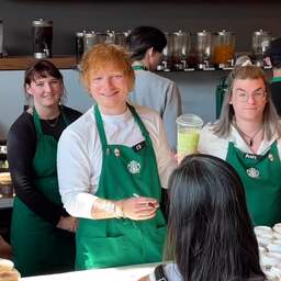 Video | ‘Barista’ Ed Sheeran schrijft foute namen op koffiebekers in Starbucks