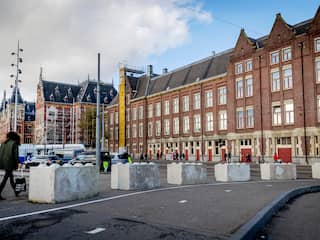 Betonblokken Amsterdam Centraal