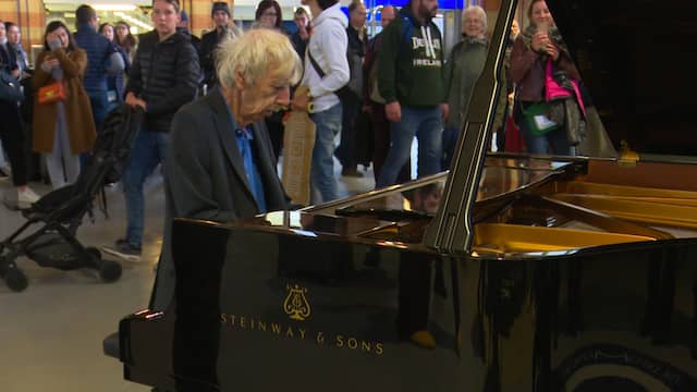 Pianist Reinbert de Leeuw geeft verrassingsoptreden in Amsterdam