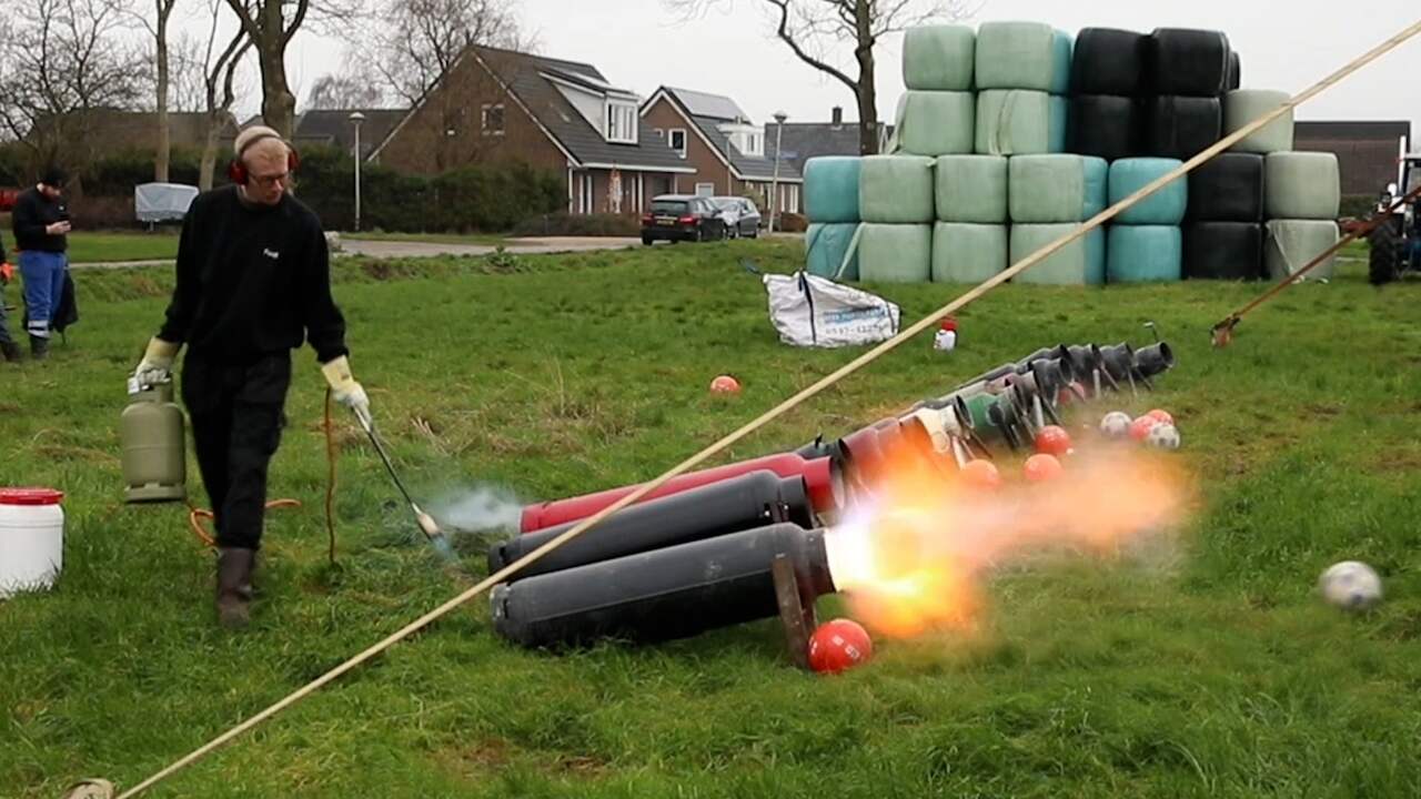 Video | Groningse carbidvereniging sluit 2024 af met luide knallen