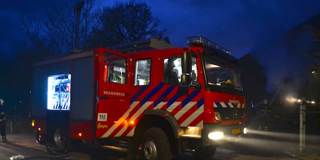 Man van dak brandend huis gered in Stedenwijk