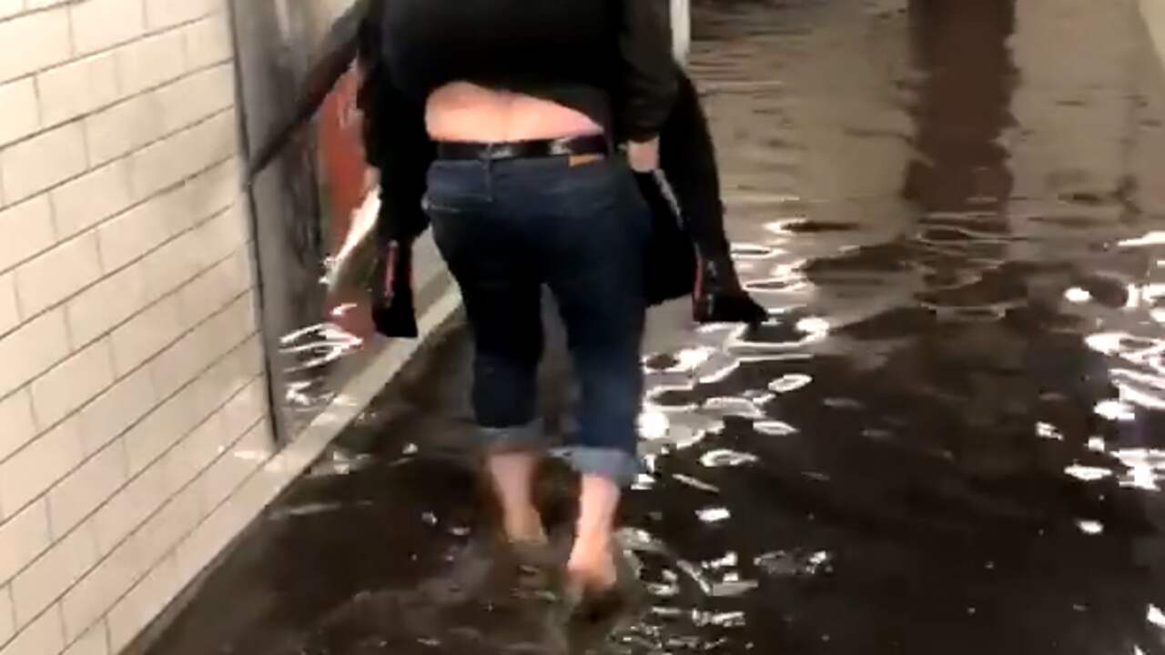 Water stroomt Londense metrostations binnen bij hevige regenval