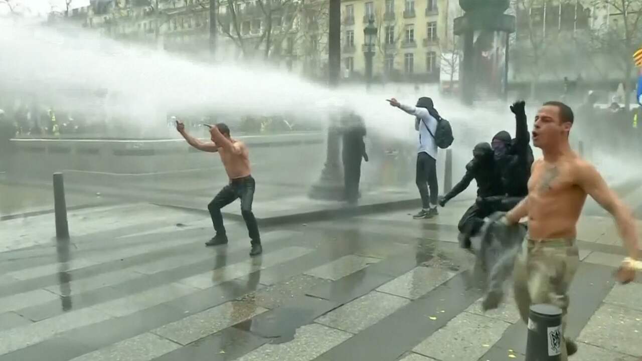 Beeld uit video: Politie zet waterkanon in tegen 'Gele Hesjes' in Parijs