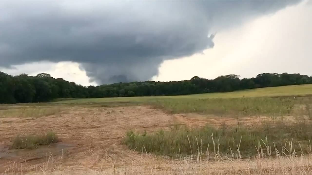 Beeld uit video: Beginnende tornado trekt over Michigan