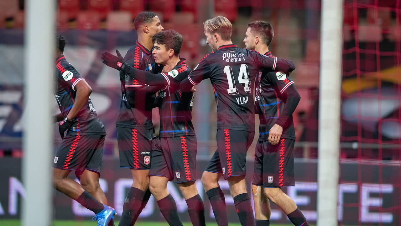 FC Twente kwam met de schrik vrij in Deventer en won door een sterke slotfase met 1-2.