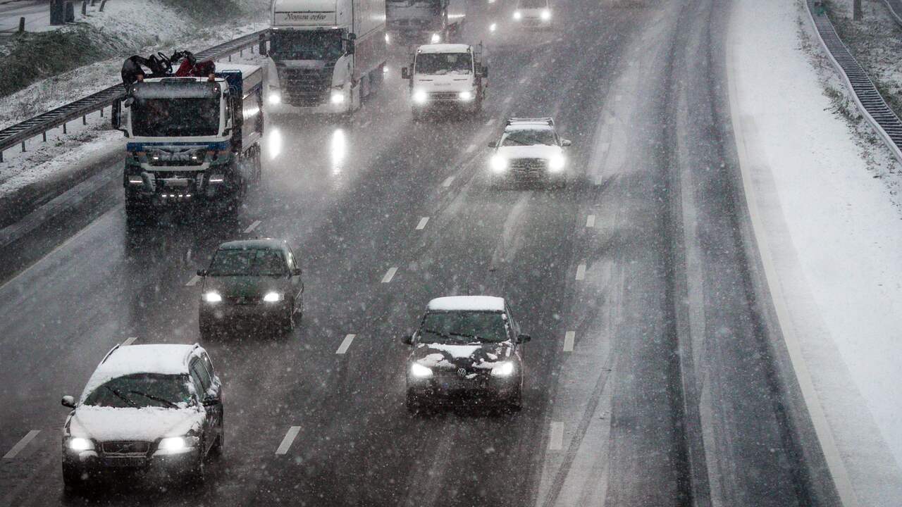 Traffic is hindered by snowfall in parts of the Netherlands |  NOW