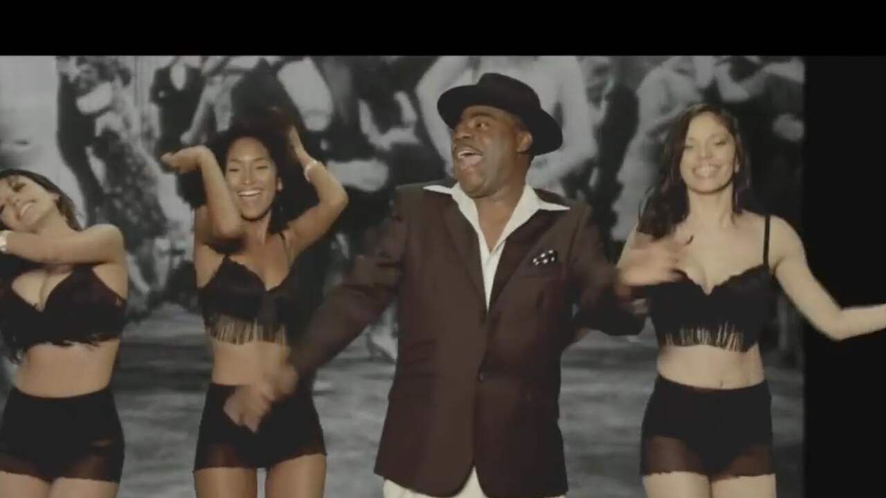 Beeld uit video: Tracy Morgan speelt leven Mambo No.5-zanger na in parodie