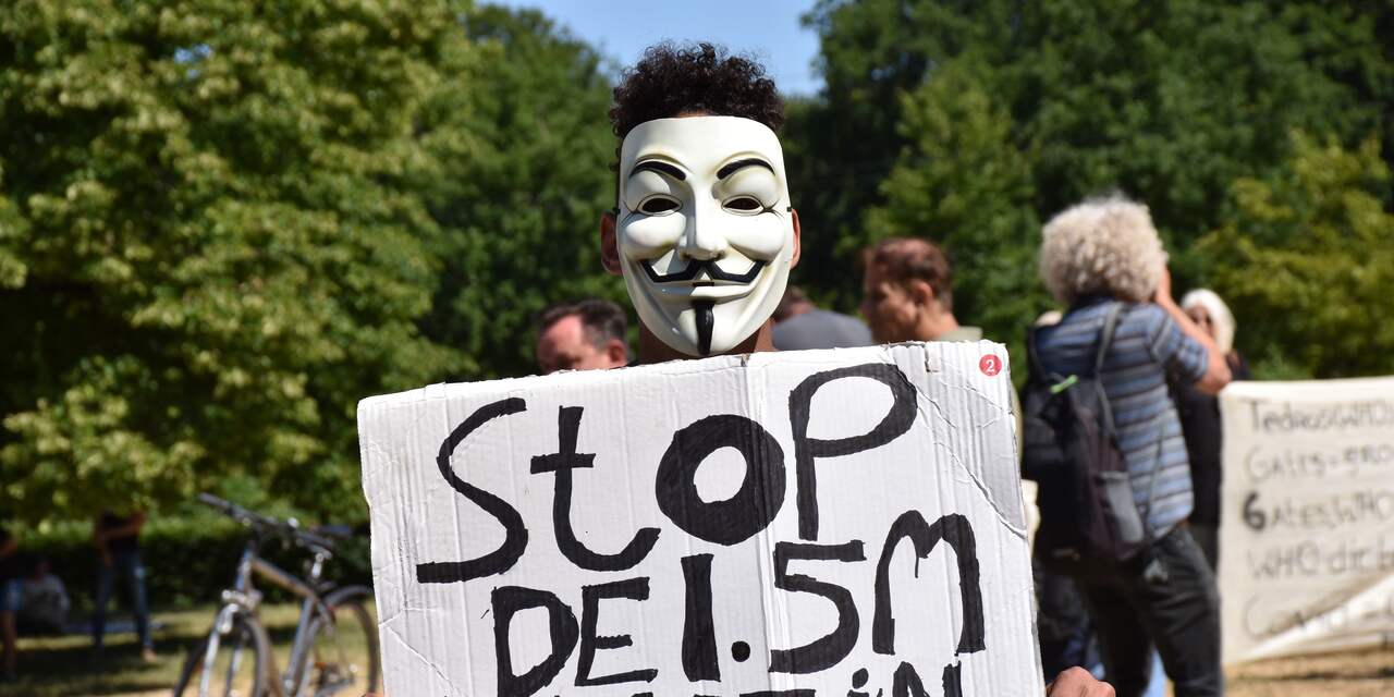 Demonstranten voeren actie in Den Haag tegen lockdown