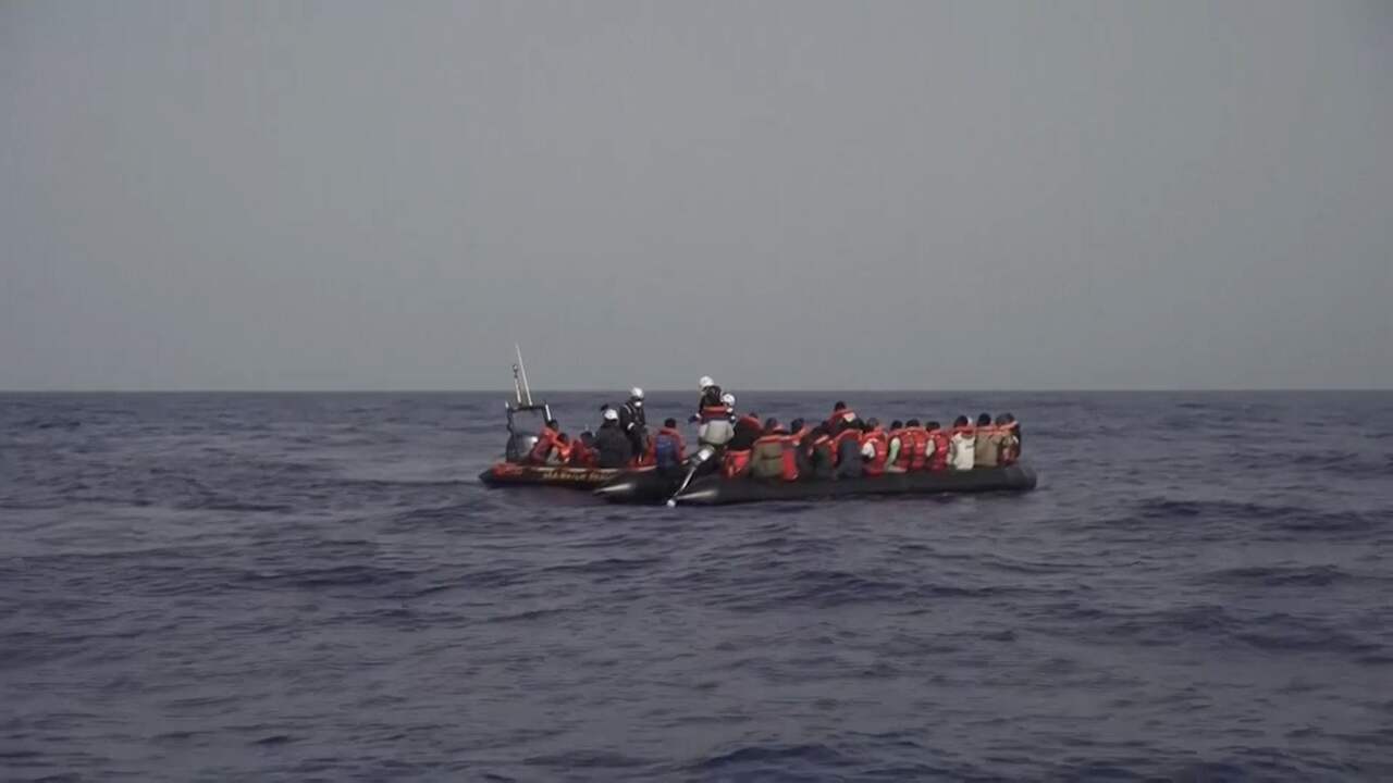 Beeld uit video: Activisten redden 77 bootvluchtelingen op Middellandse Zee