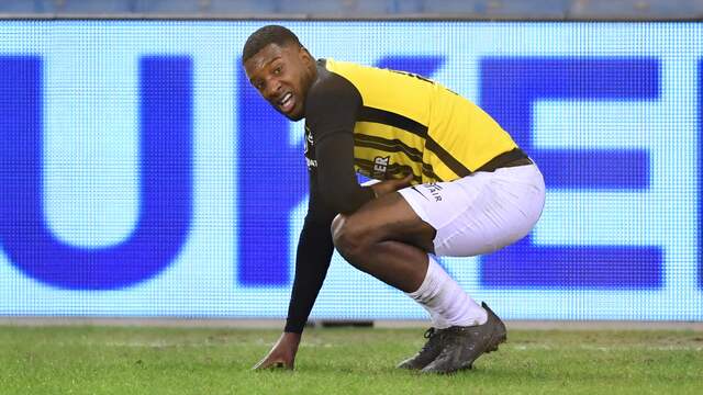 Ook Riechedly Bazoer kon de nederlaag van Vitesse tegen FC Twente niet afwenden.