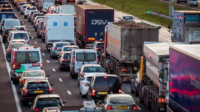 Verkeer op de A4 richting Amsterdam vast door ongeluk.