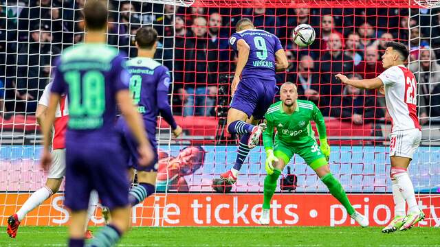 PSV-spits Carlos Vinícius kopte in de derde minuut bijna raak.