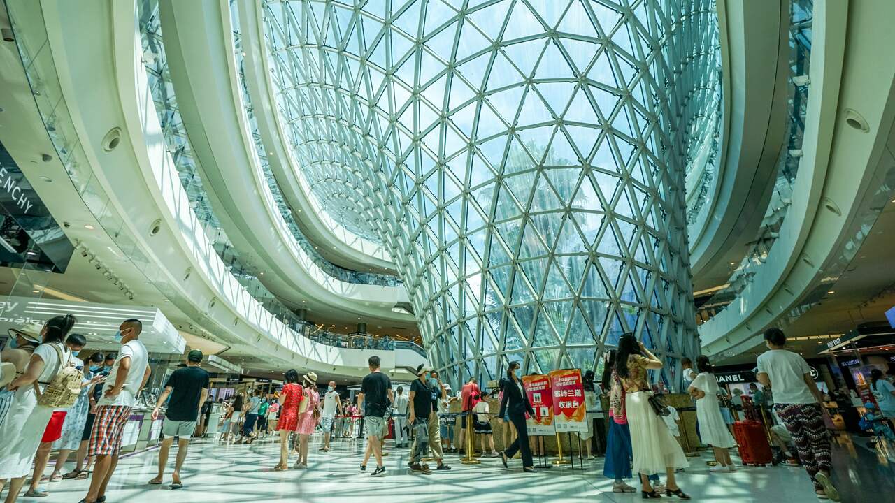 Belastingvrije artikelen mogen alleen op vertoon van een vliegticket verkocht worden. Na 2024 mag iedereen in dit duty free winkelcentrum in Sanya aankopen doen.