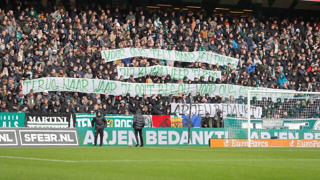De supporters eerden Robben met een spandoek en gaven de clubicoon een staande ovatie.