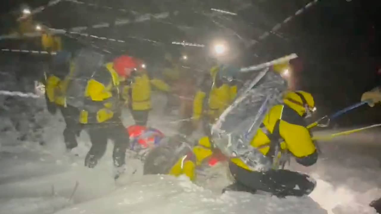Beeld uit video: Hulpverleners zakken weg in sneeuw bij redding in Schotse Hooglanden