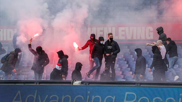 Supporters dringen De Kuip binnen tijdens Feyenoord-RKC.