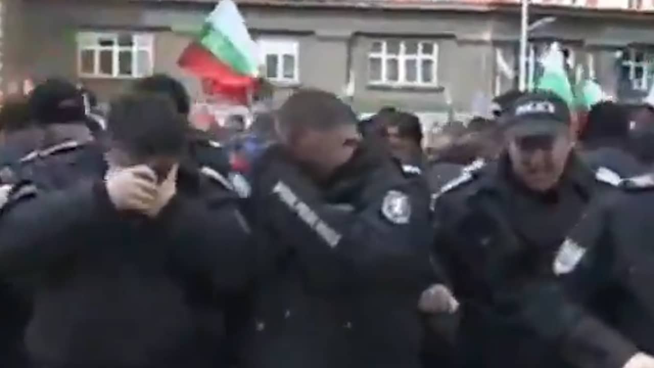 Beeld uit video: Bulgaarse agenten sprayen per ongeluk pepperspray in eigen ogen