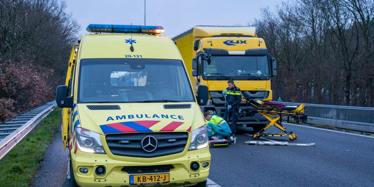 Ambulance rukt uit voor steekpartij in flat op Maasdijk