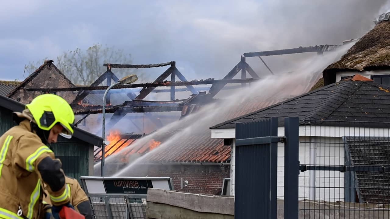Beeld uit video: Vlammen slaan uit schuur in Berkel en Rodenrijs