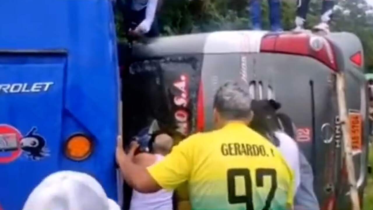 Beeld uit video: Ecuadorianen breken ruit van bus na dodelijk ongeluk met Nederlanders