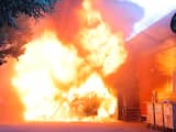 Enorme vlammen slaan uit supermarkt in Haarlemse woonwijk
