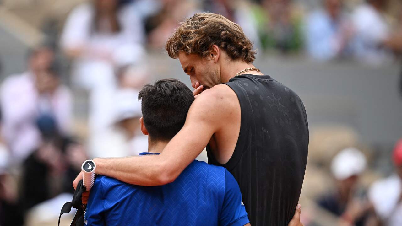 Een opgeluchte Alexander Zverev wordt gefeliciteerd door Sebastian Baez.