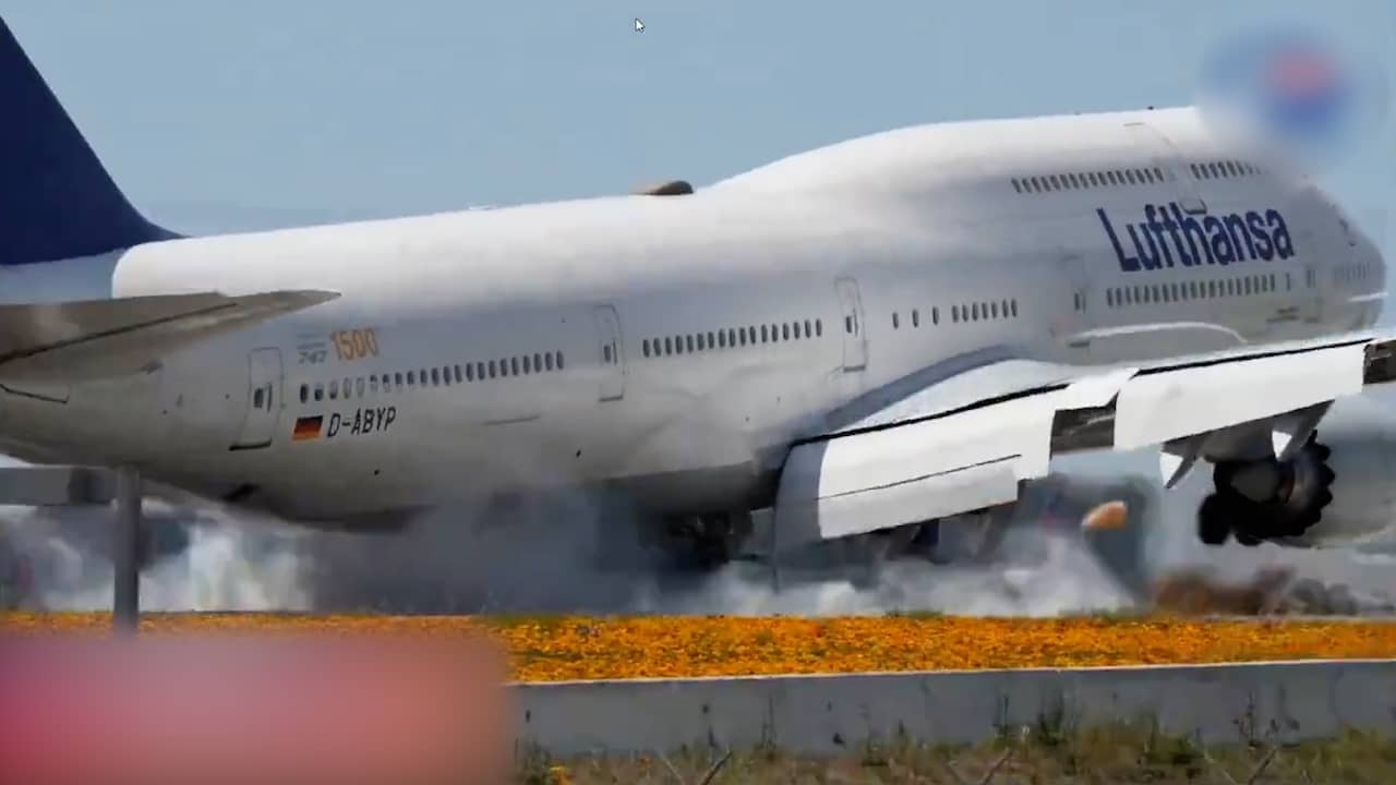 Beeld uit video: Vliegtuig met mensen aan boord stuitert op landingsbaan in VS