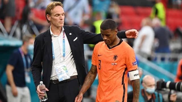 Georginio Wijnaldum wordt getroost door de persvoorlichter van het Nederlands elftal.