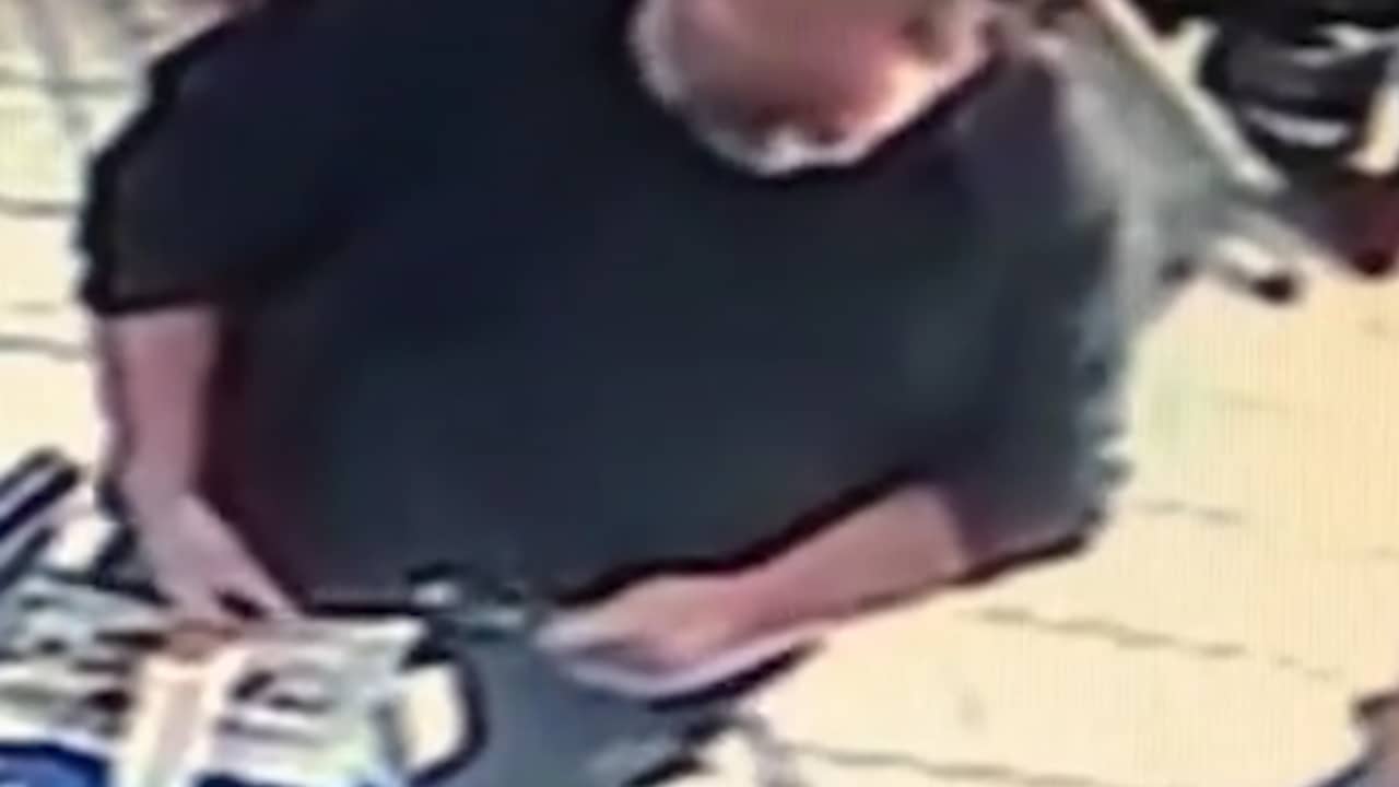 Beeld uit video: Beveiligingsbeeld van Thomas Markle met fotograaf in internetcafé