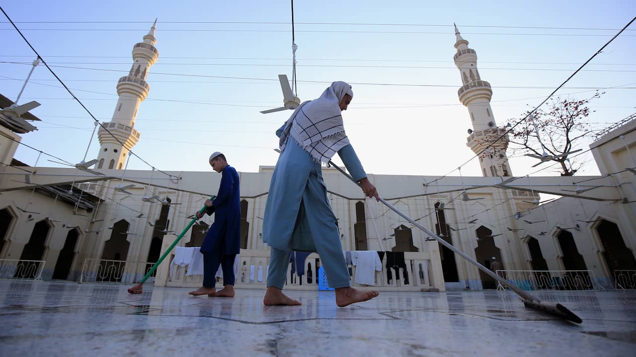 Peshawar, Pakistan: Para pria membersihkan lantai masjid untuk persiapan kedatangan pengunjung.