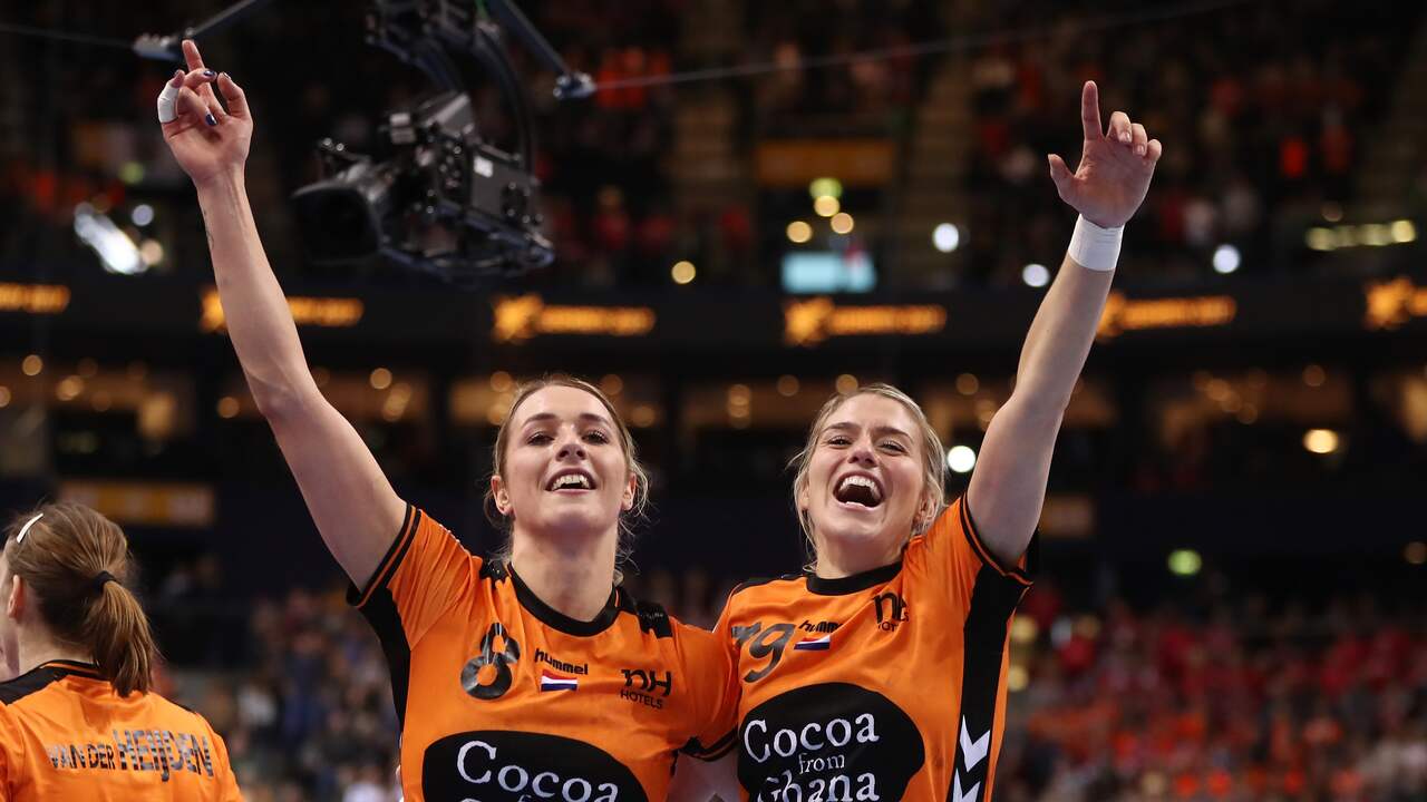 Vreugde bij Lois Abbingh (links) en Estavana Polman (rechts) na de bronzen WK-finale van 2017.