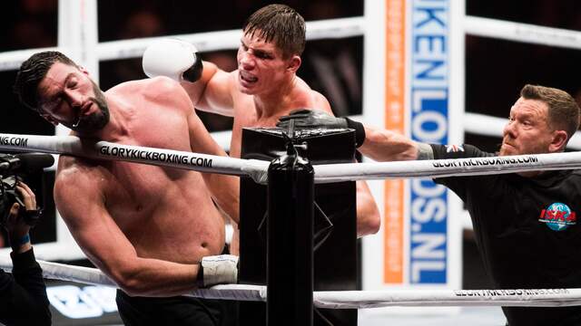 Rico Verhoeven slaat Jamal Ben Saddik aan het einde van de vijfde ronde KO.