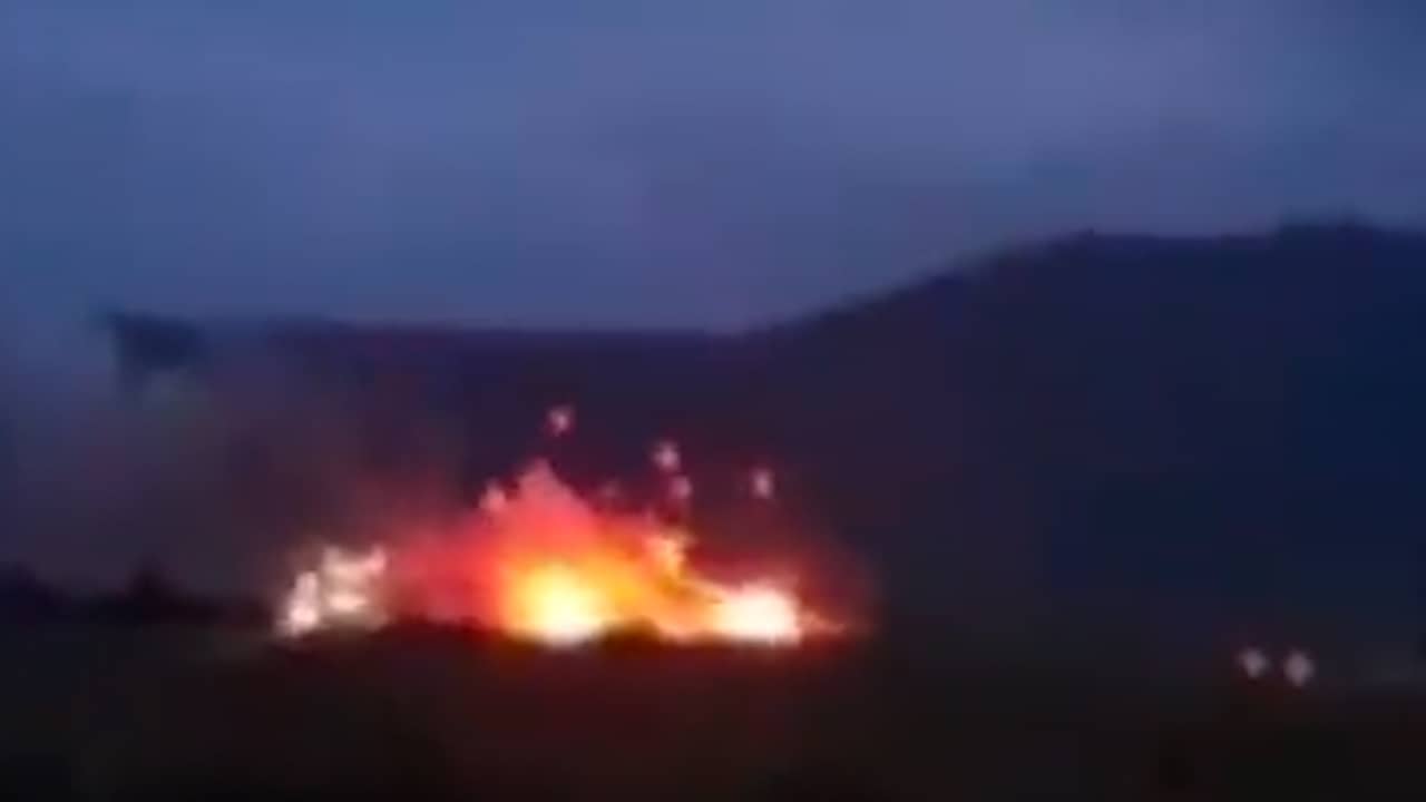 Beeld uit video: Enorme brand breekt uit op Russische militaire basis op de Krim