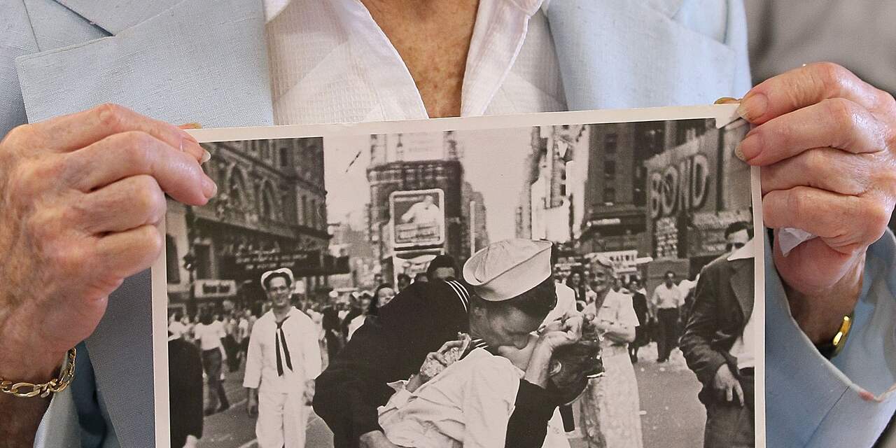 Foto van kus op Times Square na einde WOII brengt 48.000 euro op