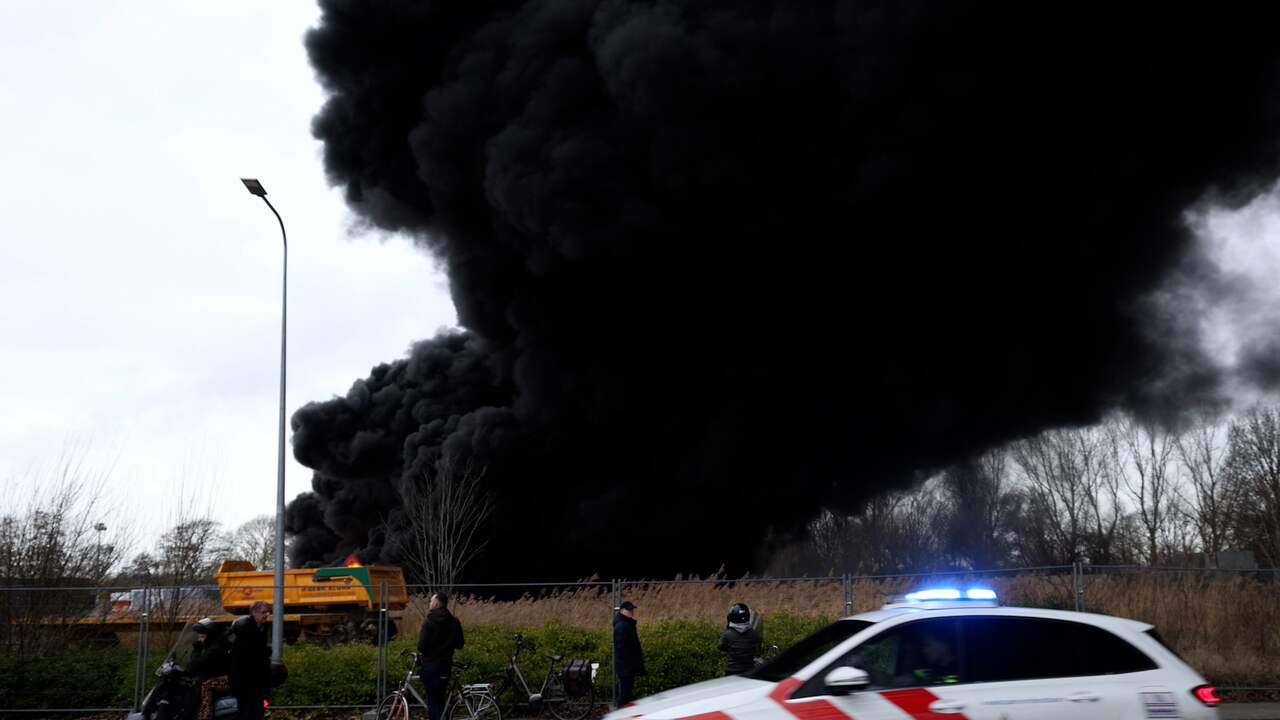 Beeld uit video: Dikke rookwolken door brand in piepschuimopslag Groningen