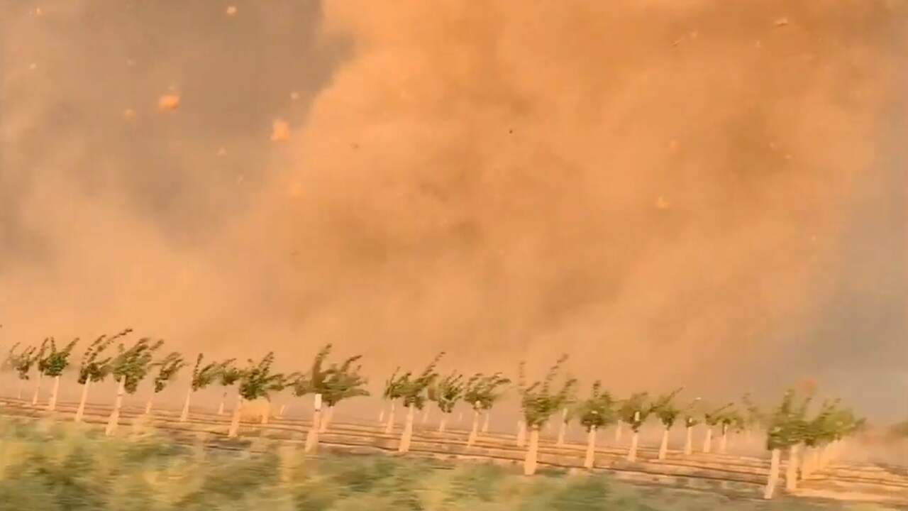 'Stormjagers' in Californië staan oog in oog met grote stofhoos