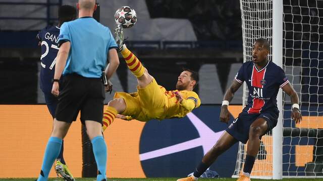 Messi neemt het doel van PSG zonder succes met een omhaal onder vuur.