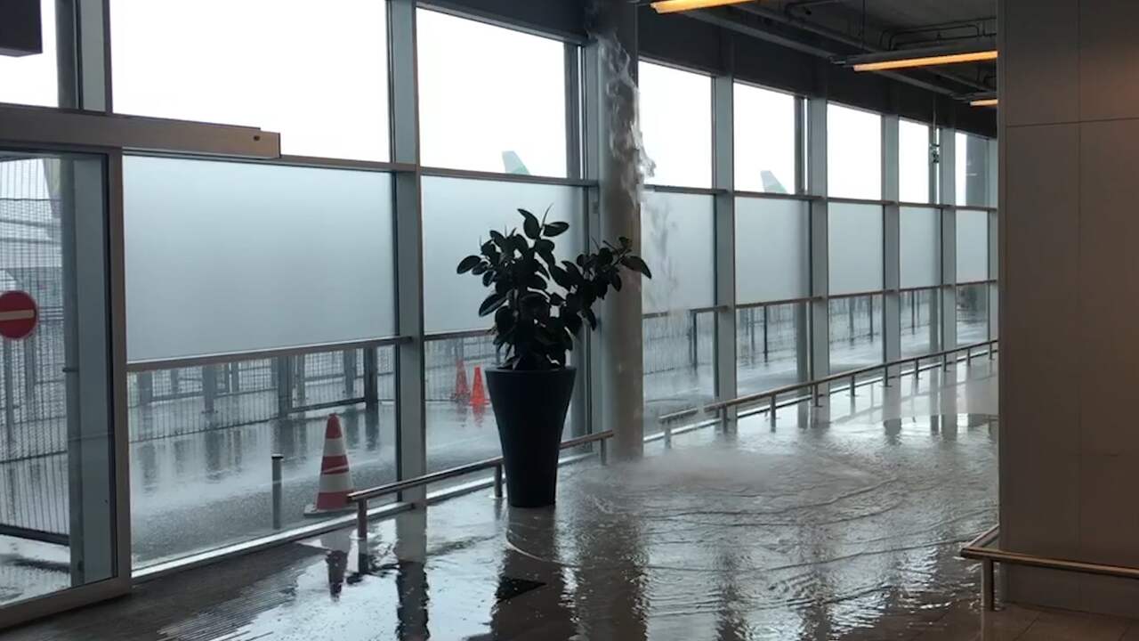 Beeld uit video: Water stroomt aankomsthal Eindhoven Airport binnen na zware buien