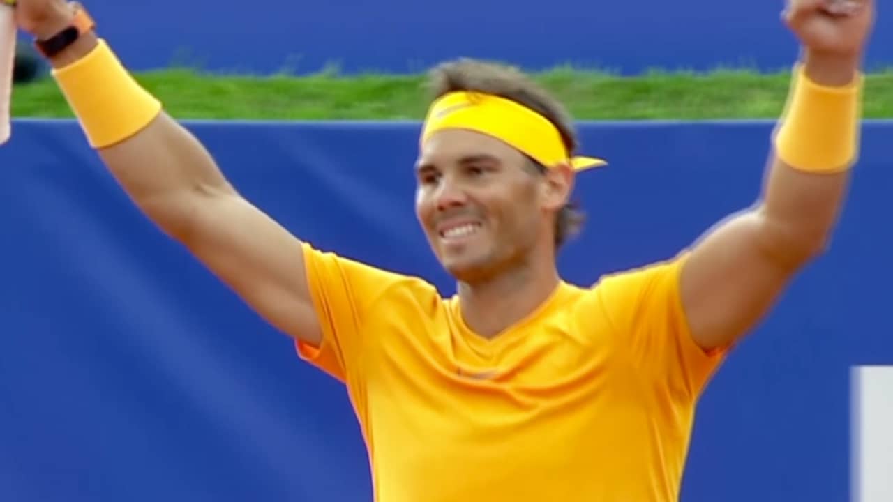 Beeld uit video: Nadal veegt de vloer aan met Tsitsipas in finale Barcelona