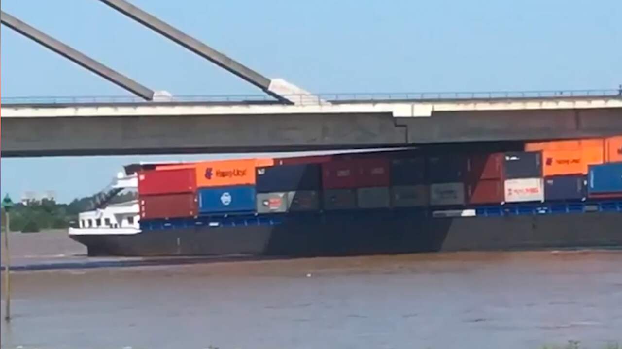 Beeld uit video: Schip past door hoogwater maar net onder brug bij Wamel