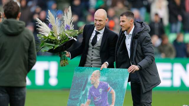 Groningen-icoon Robben, die begin deze eeuw al twee jaar voor de 'Trots van het Noorden' uitkwam, kreeg een bloemetje en een schilderij uit handen van technisch directeur Mark-Jan Fledderus.