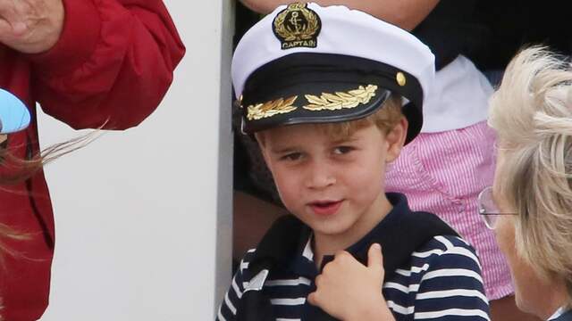 Nu mag de prins nog met zijn ouders reizen, maar volgens het officiële protocol mogen troonopvolgers dat eigenlijk niet samen.
