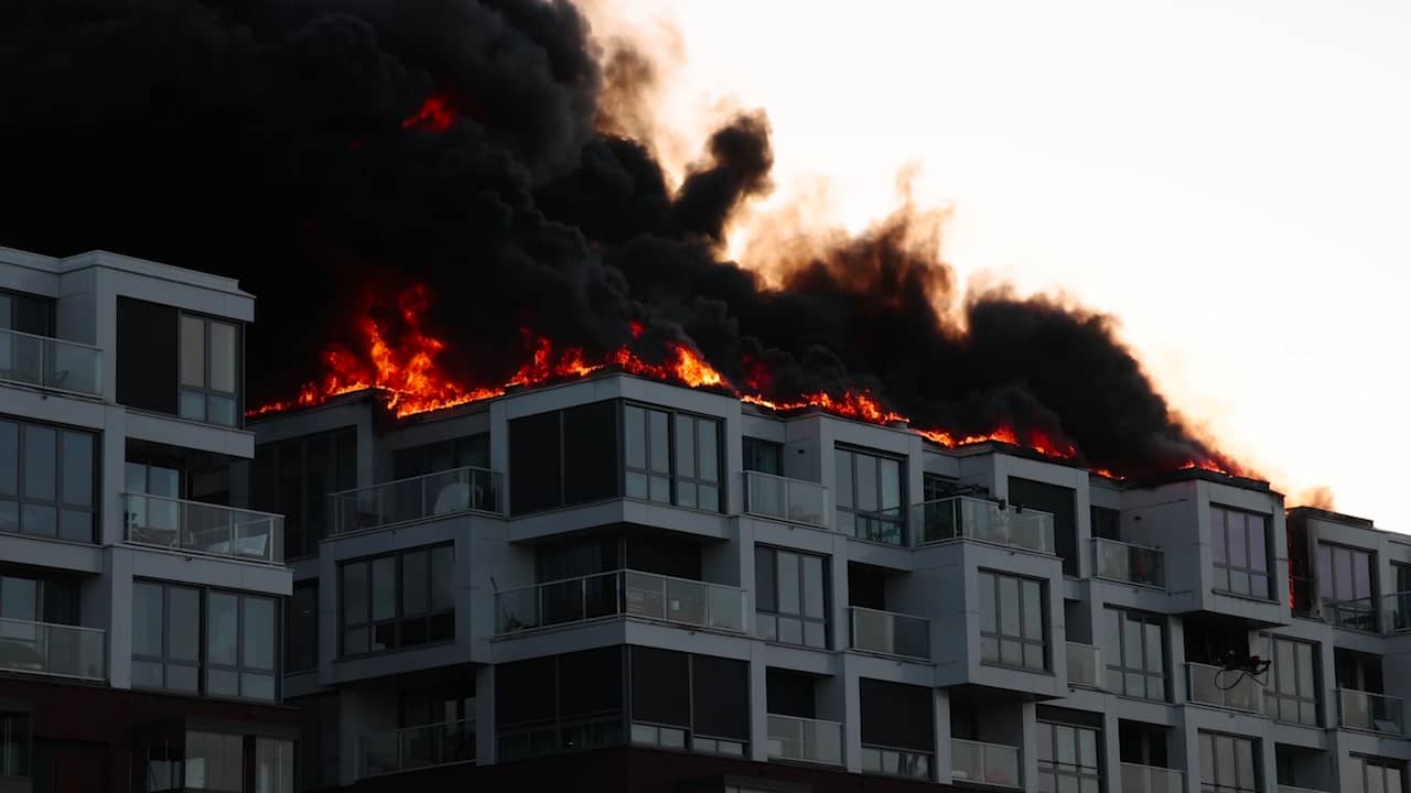Beeld uit video: Vlammen slaan uit dak van Amsterdams appartementencomplex